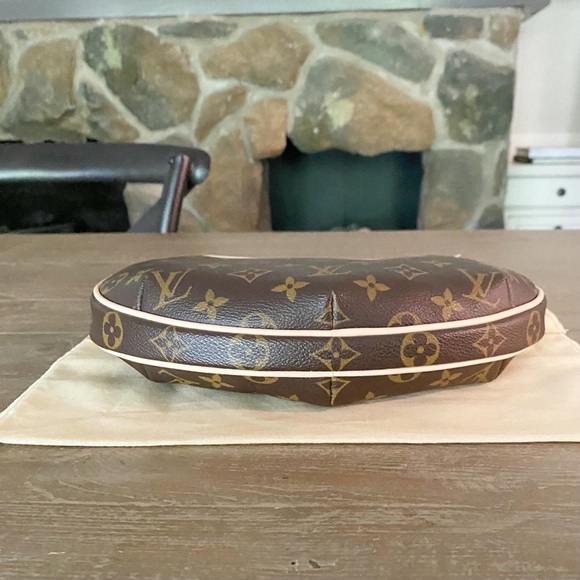 LOUIS VUITTON Croissant PM Mini Bag - Picture 8 of 14